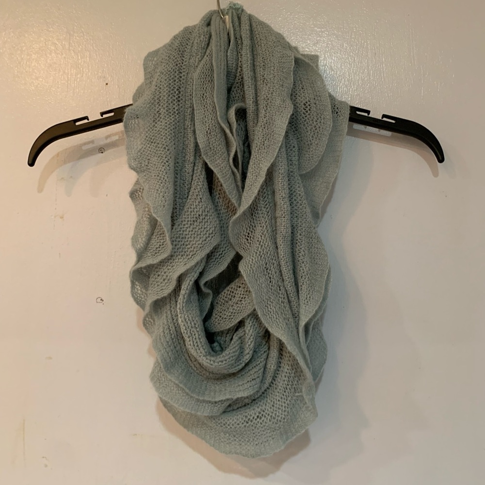 Neck wrap with loose ruffles